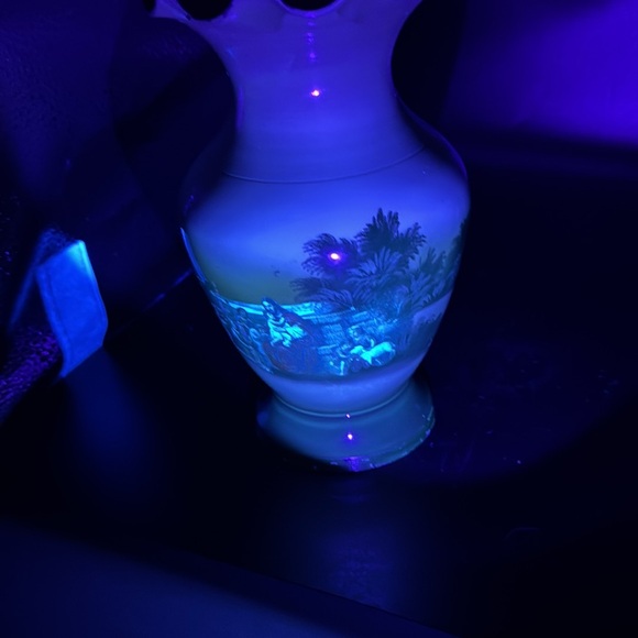 Brass Vase Decorative with Jesus and Children - Picture 6 of 8